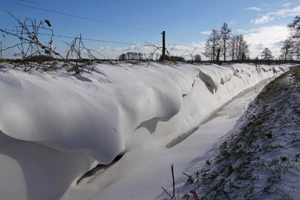 Besneeuwde sloot langs Eelderdiep gebied (Onlanden)