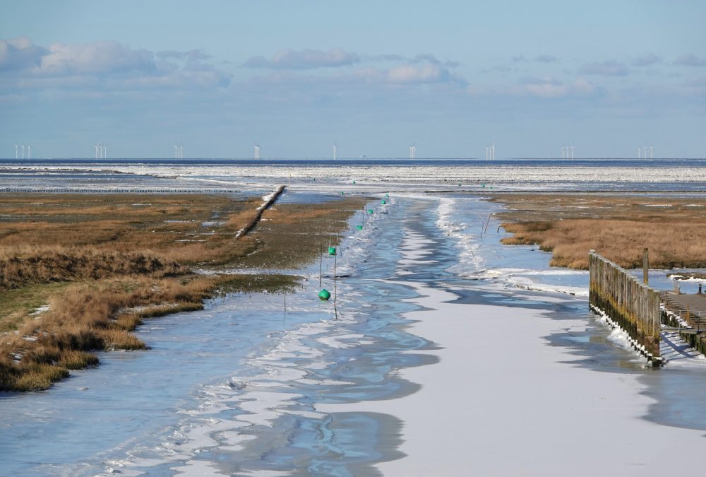 Bevroren haven Noordpolderzijl (Waddenzee)