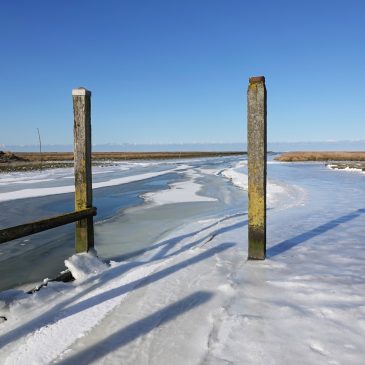 Bevroren haven Noordpolderzijl (Waddenzee)