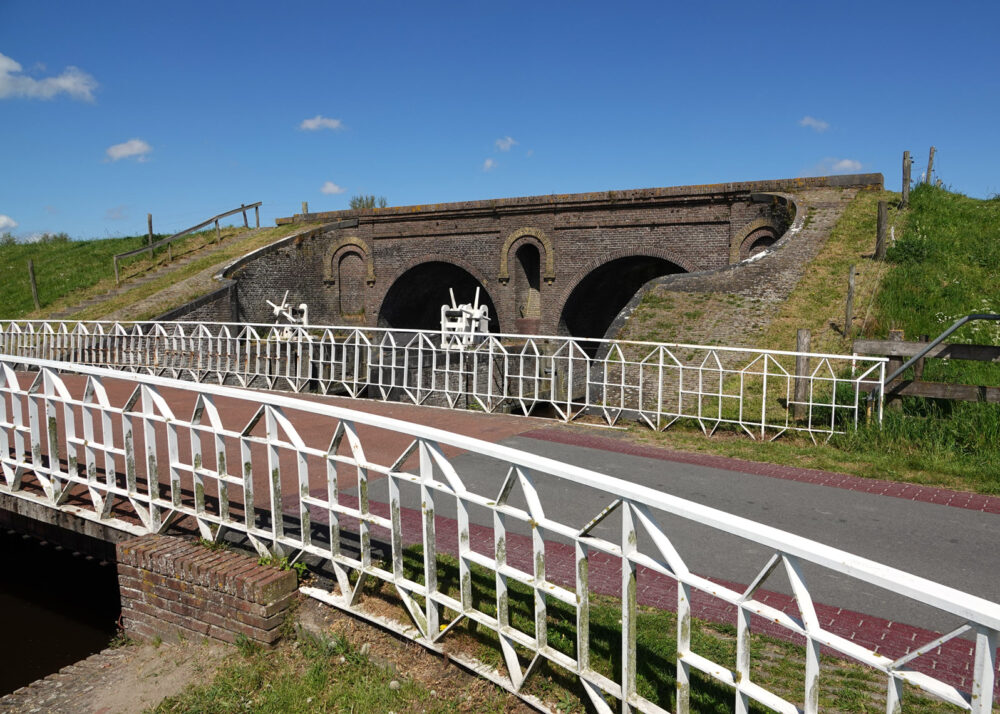 Oude sluis langs Reitdiep bij Aduarderzijl