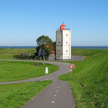 Vuurtoren De Ven langs IJsselmeerdijk (ten noorden van Enkhuizen)
