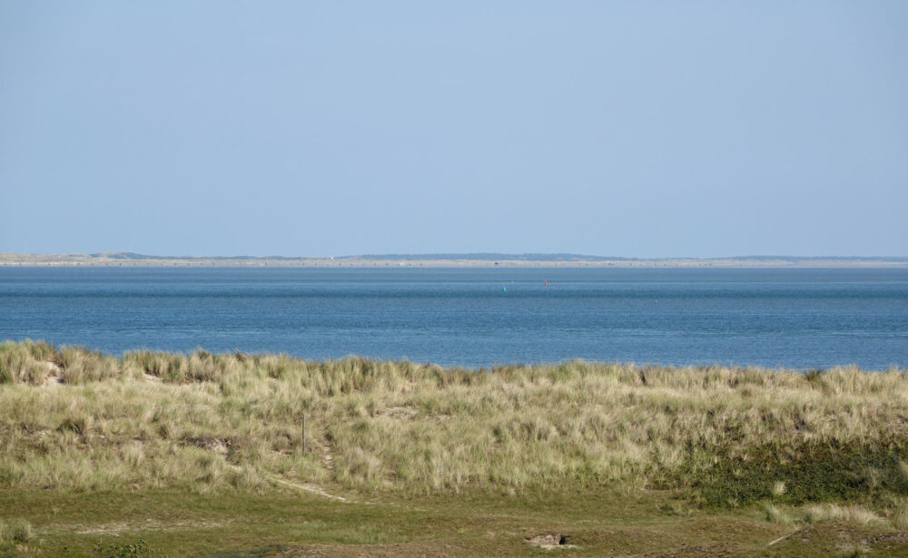 Zicht op Vlieland vanaf Eierlandse Duinen