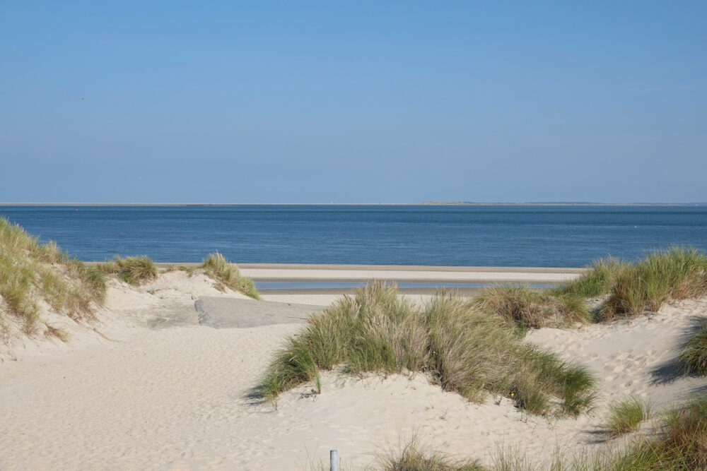 Zicht op Vlieland vanaf Eierlandse Duinen