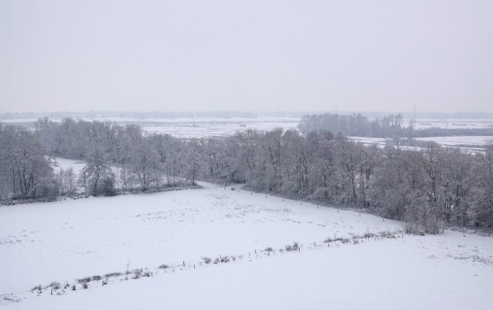 Zicht vanaf uitkijktoren op besneeuwde Het Beeld (Onlanden)