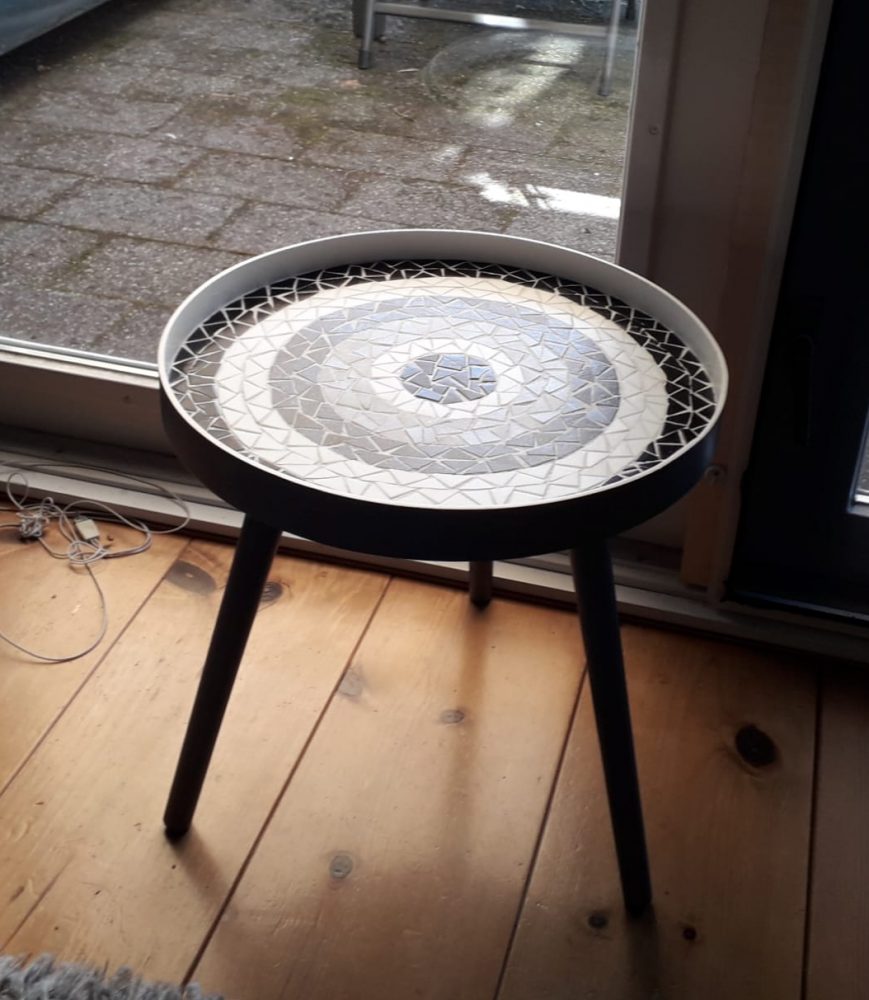 bijzettafel f